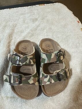 Kids Double-Buckle Camouflage Sandals in Green - Size 7/8